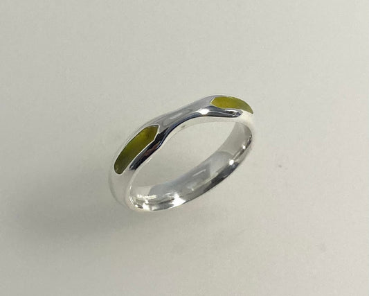 Bow design 4mm wide D-shaped ring with ashes in resin