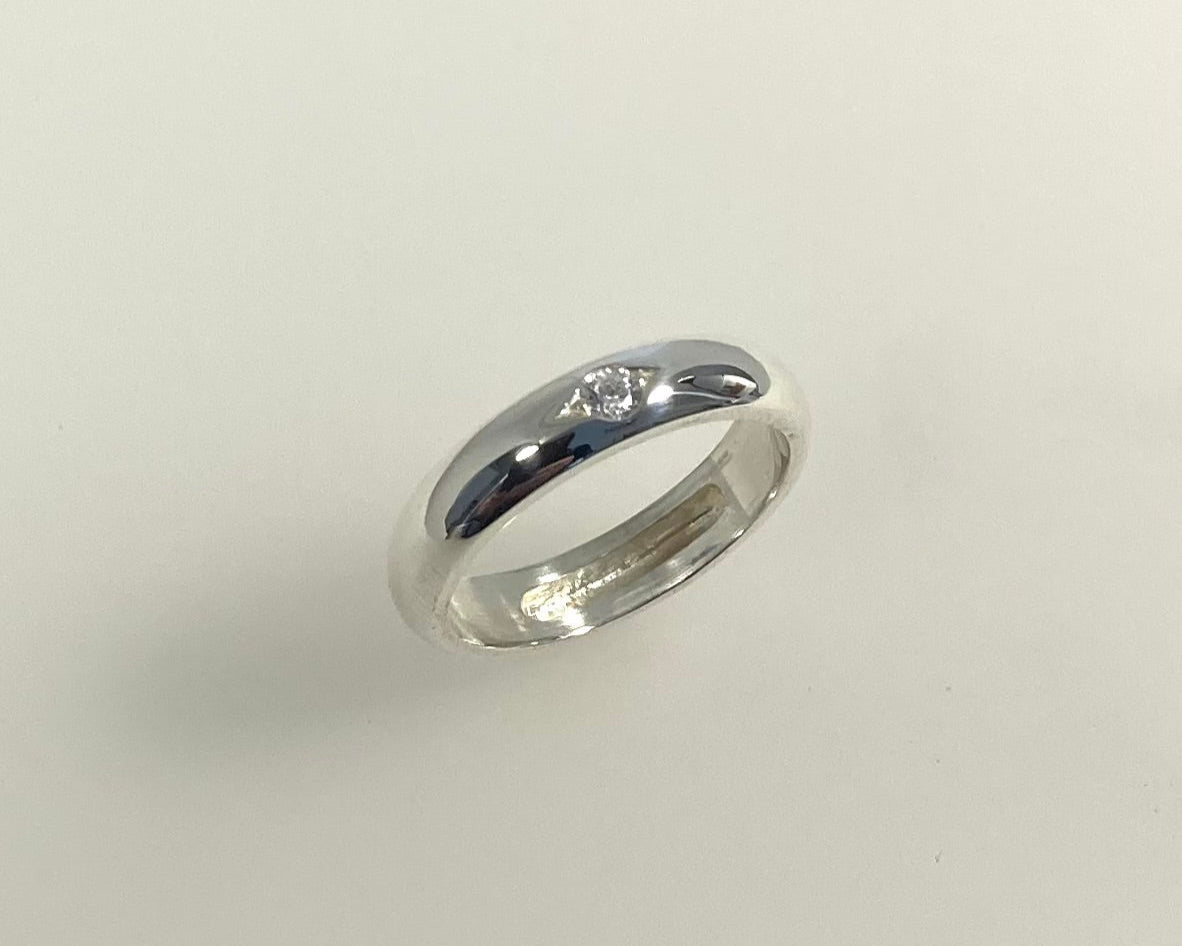 Eye set single stone 4mm wide D-shape ring with hidden ashes inside shank