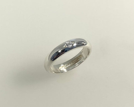 Eye set single stone 4mm wide D-shape ring with hidden ashes inside shank