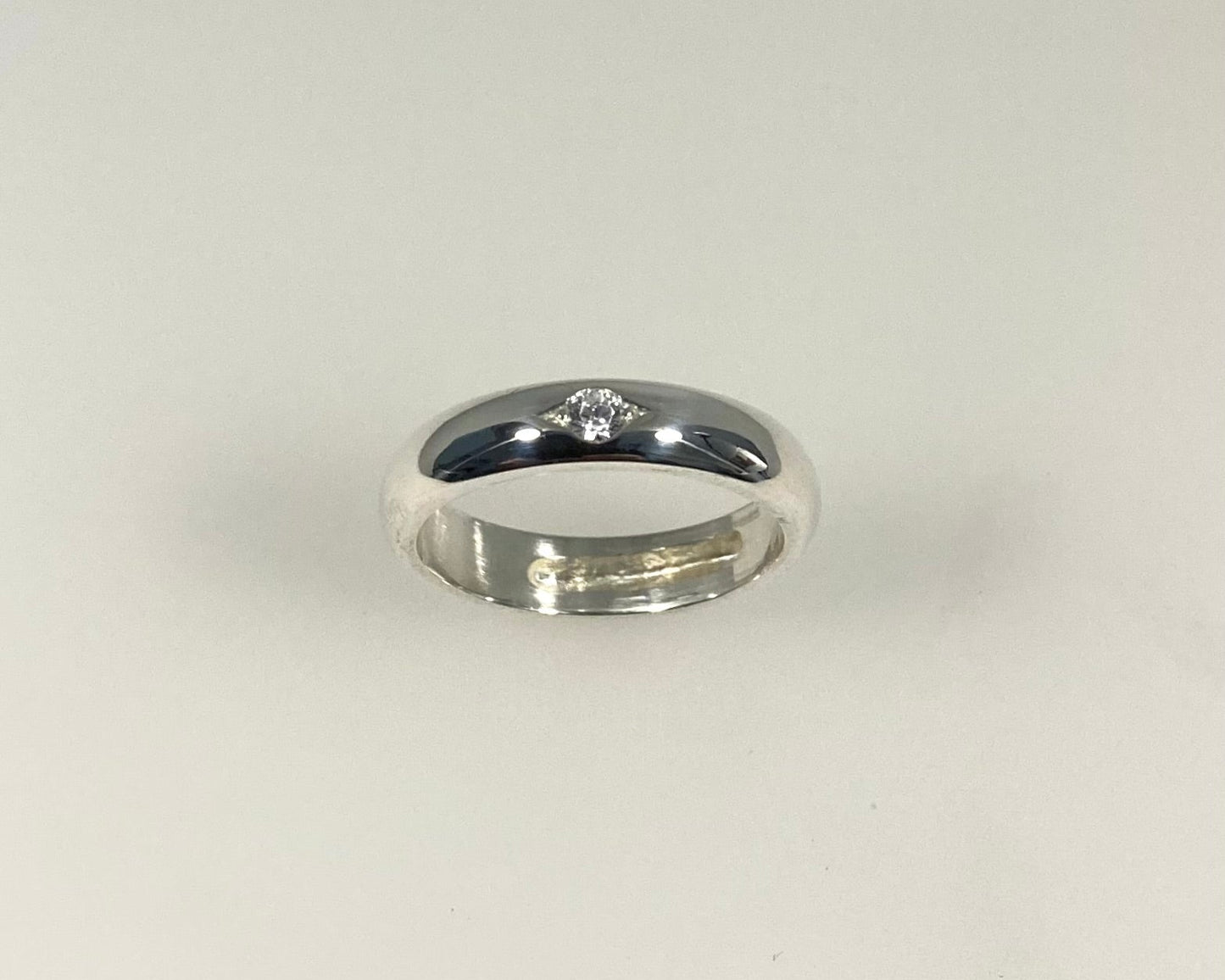 Eye set single stone 4mm wide D-shape ring with hidden ashes inside shank