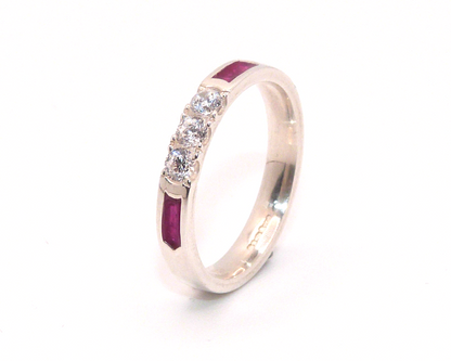 3mm Wide Ashes in Resin Memorial Ring – Castle Set with 3 Brilliant-Cut Stones