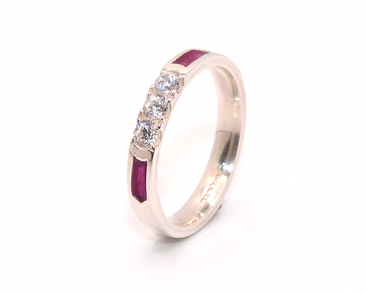 3mm Wide Ashes in Resin Memorial Ring – Castle Set with 3 Brilliant-Cut Stones