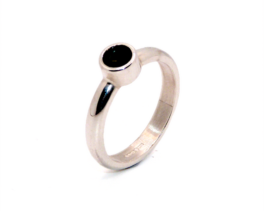 Round collet 6mm wide with ashes in resin on a 3mm wide band