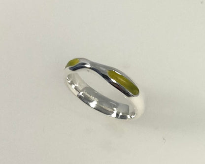 Bow design 4mm wide D-shaped ring with ashes in resin