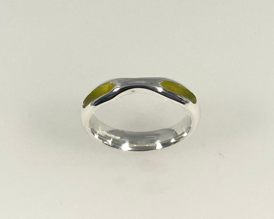 Bow design 4mm wide D-shaped ring with ashes in resin