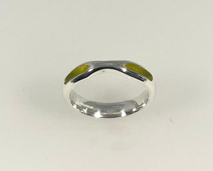 Bow design 4mm wide D-shaped ring with ashes in resin