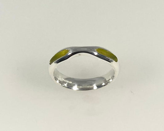 Bow design 4mm wide D-shaped ring with ashes in resin