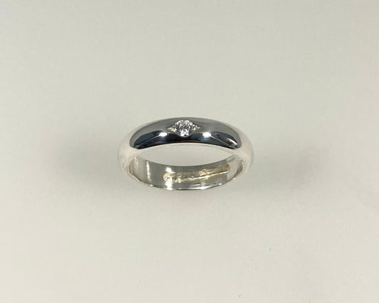 Eye set single stone 4mm wide D-shape ring with hidden ashes inside shank