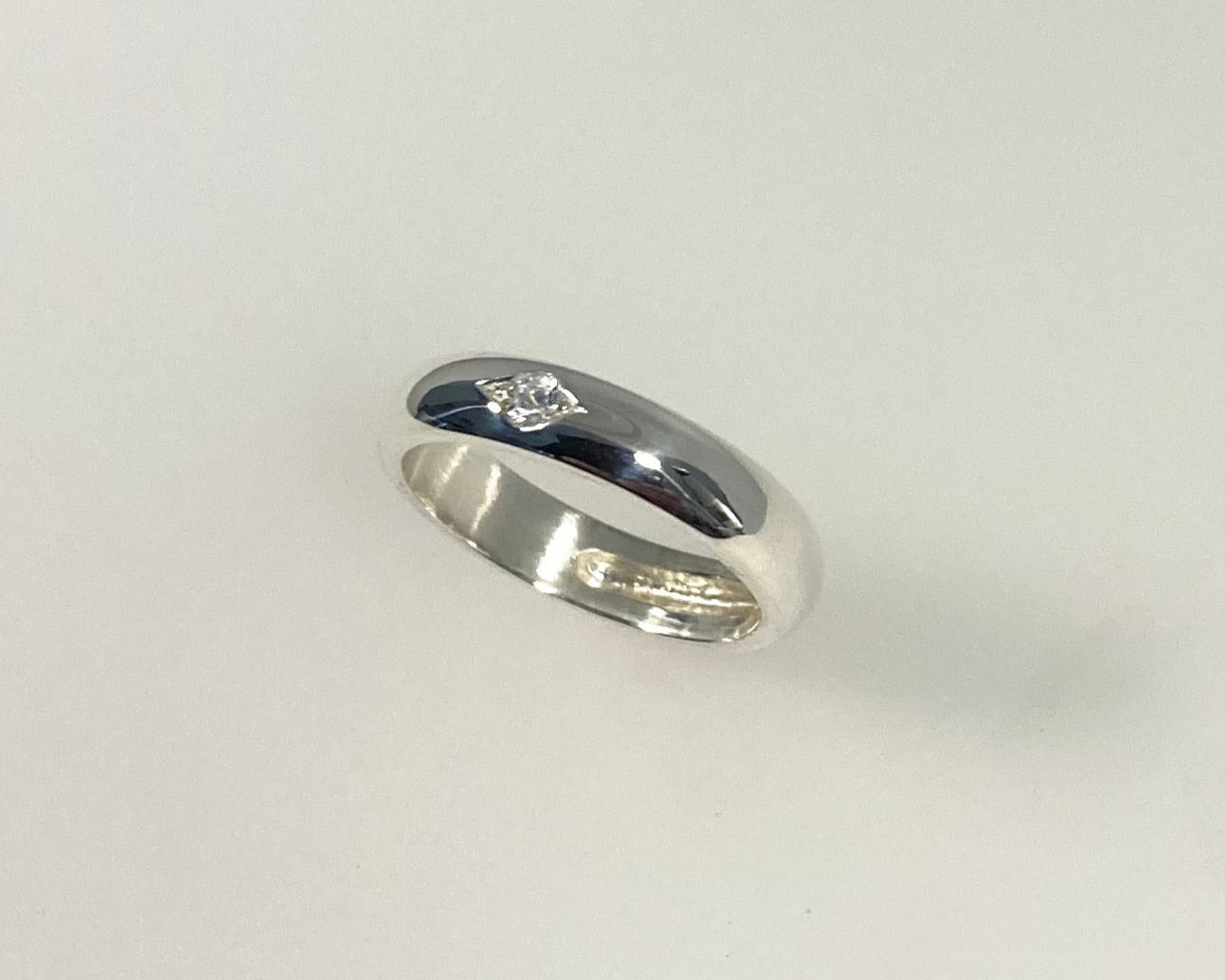 Eye set single stone 4mm wide D-shape ring with hidden ashes inside shank