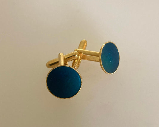 Gold (pt) round cufflinks with Ashes in resin